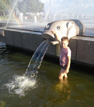 На фото я и фонтан в парке 300-летия, по которому можно бегать! Это фото за 5 минут до того, как я полностью промок!