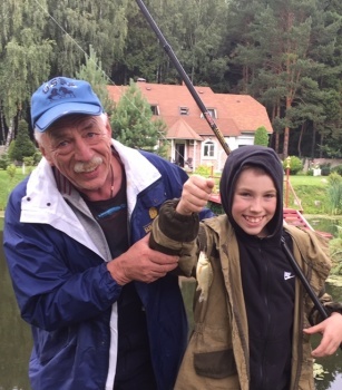 Я с дедушкой на рыбалке!