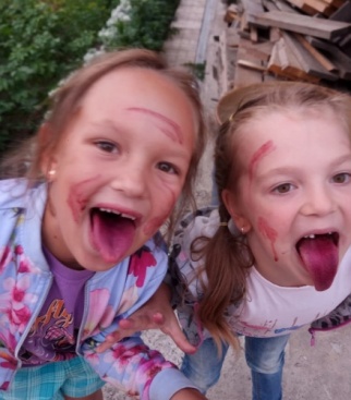 Моя дочь Ариша и ее подружка Настя играли в шпионов, разукрасили лица для маскировки ягодой