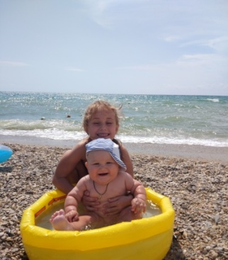 На фото я со своим братиком Егоркой. Он первый раз искупался в чёрном море!) Ура!