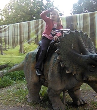 Оля Лябина в гостях у динозавров.