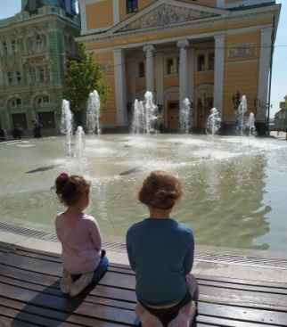 На фото я Злата Соловей 7 лет и моя сестра Нина, медитируем возле городского фонтана в Москве