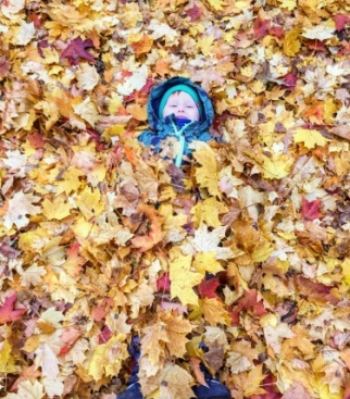 На фото Мартин Климов, в куче ярких осенних листьев