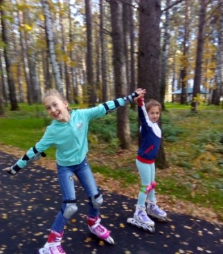 Сестренки на прогулке в осеннем парке.