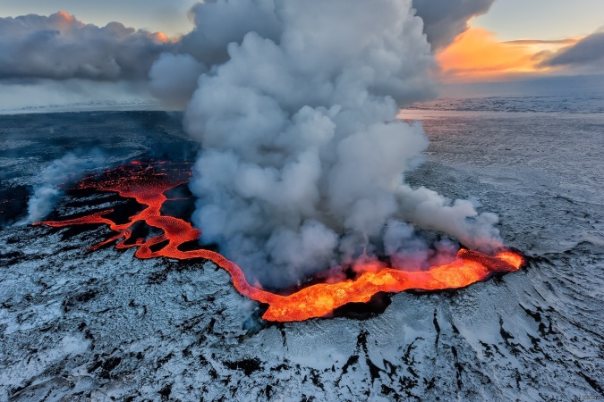 Почему вулканы извергают лаву?