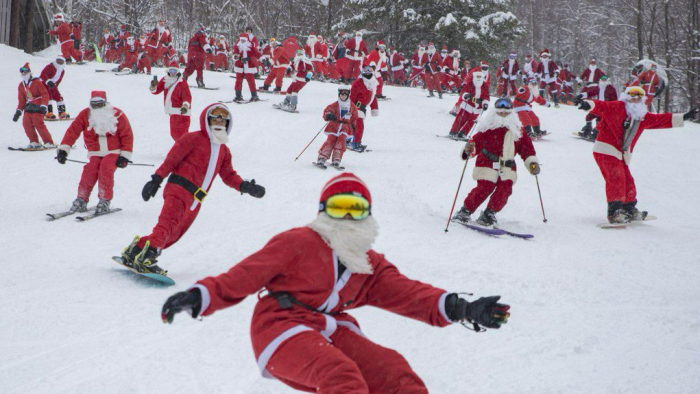Сотни Санта-Клаусов устроили массовый благотворительный спуск на лыжах и сноубордах