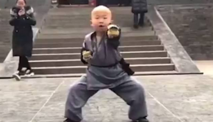 Каратэ-пацан. 3-летний шаолиньский монах покоряет соцсети