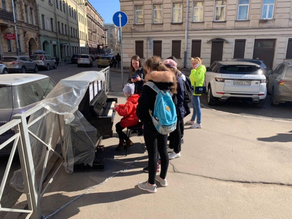 В Санкт-Петербурге кто-то вынес на улицу пианино. Теперь прохожие устраивают на нём концерты