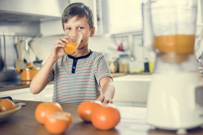 Ученые выяснили, со скольки лет можно пить сок детям
