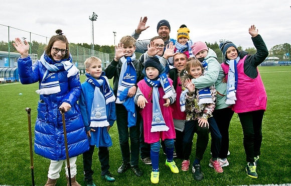 Тренеры &laquo;Газпром&raquo;-Академии &laquo;Зенита&raquo; провели инклюзивный мастер-класс и тренировку для подопечных фонда &laquo;Звезды детям&raquo;